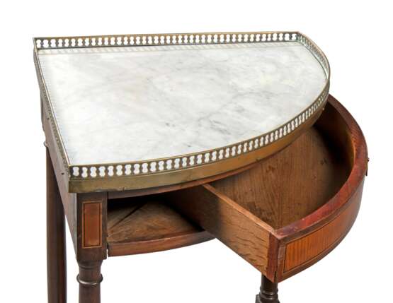 A PAIR OF LOUIS XVI ORMOLU-MOUNTED MAHOGANY AND WALNUT TOW-TIER ETAGERES - Foto 3