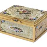 A CONTINENTAL ENAMELLED GOLD-MOUNTED MOTHER-OF-PEARL SNUFF-BOX - фото 1