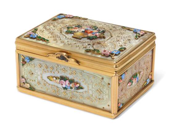 A CONTINENTAL ENAMELLED GOLD-MOUNTED MOTHER-OF-PEARL SNUFF-BOX - photo 1