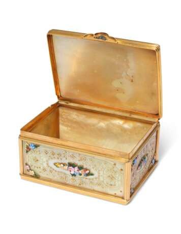 A CONTINENTAL ENAMELLED GOLD-MOUNTED MOTHER-OF-PEARL SNUFF-BOX - Foto 2