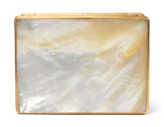 A CONTINENTAL ENAMELLED GOLD-MOUNTED MOTHER-OF-PEARL SNUFF-BOX - photo 3
