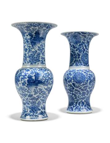 TWO CHINESE BLUE AND WHITE `PHOENIX TAIL` VASES - Foto 1