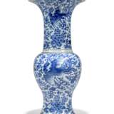 TWO CHINESE BLUE AND WHITE `PHOENIX TAIL` VASES - Foto 3