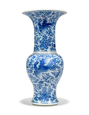 TWO CHINESE BLUE AND WHITE `PHOENIX TAIL` VASES - Foto 3