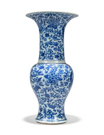 TWO CHINESE BLUE AND WHITE `PHOENIX TAIL` VASES - фото 4