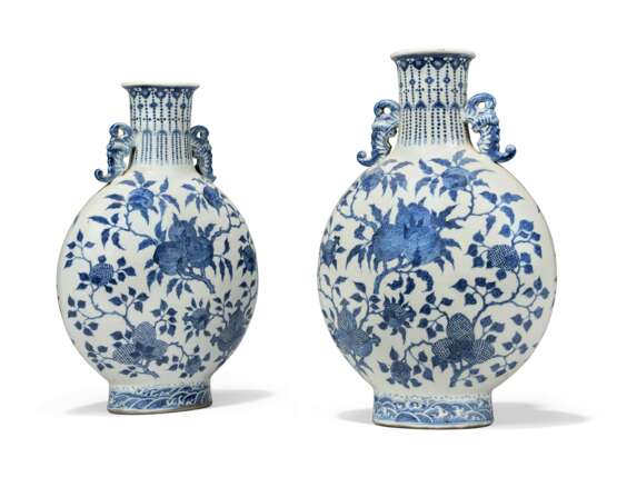 A PAIR OF CHINESE BLUE AND WHITE `SANDUO` MOON FLASKS - фото 1
