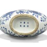 A PAIR OF CHINESE BLUE AND WHITE `SANDUO` MOON FLASKS - фото 2