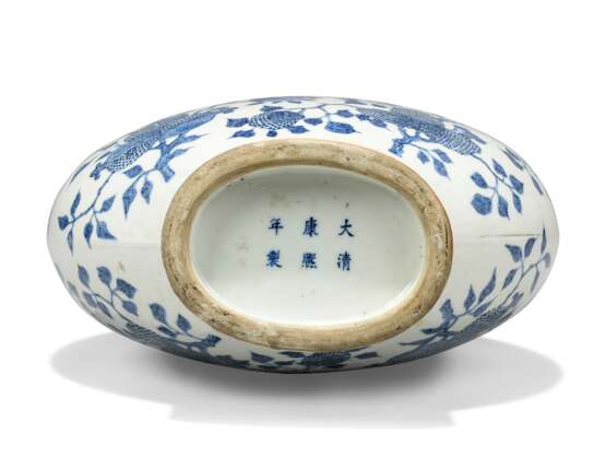 A PAIR OF CHINESE BLUE AND WHITE `SANDUO` MOON FLASKS - Foto 2