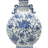A PAIR OF CHINESE BLUE AND WHITE `SANDUO` MOON FLASKS - фото 3