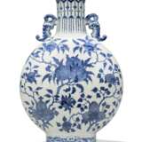 A PAIR OF CHINESE BLUE AND WHITE `SANDUO` MOON FLASKS - Foto 4