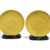 A PAIR OF CHINESE YELLOW-GLAZED INCISED `DRAGON` DISHES - Foto 1