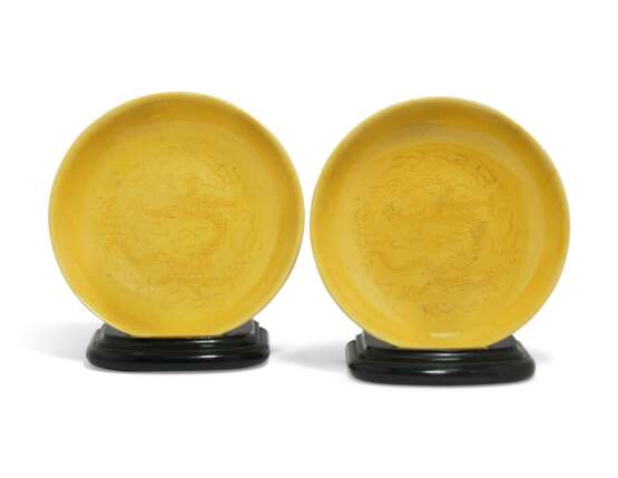 A PAIR OF CHINESE YELLOW-GLAZED INCISED `DRAGON` DISHES - фото 1
