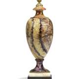 A GEORGE III BLUE JOHN URN - фото 3