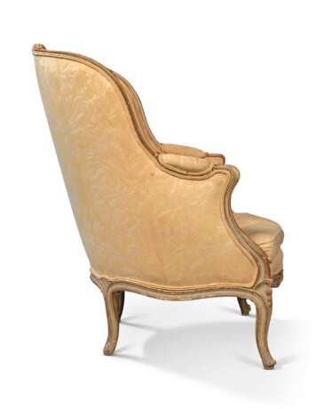 A LOUIS XV-STYLE GREY-PAINTED AND PARCEL-GILT BERGERE - фото 2