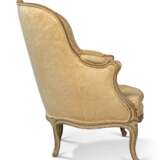 A LOUIS XV-STYLE GREY-PAINTED AND PARCEL-GILT BERGERE - photo 2