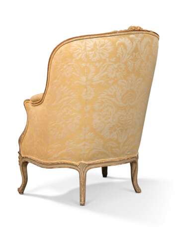 A LOUIS XV-STYLE GREY-PAINTED AND PARCEL-GILT BERGERE - фото 4