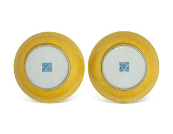 A PAIR OF CHINESE YELLOW-GLAZED INCISED `DRAGON` DISHES - Foto 2