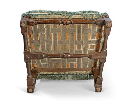 A WILLIAM & MARY ASH ARMCHAIR - Foto 3