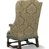 A WILLIAM & MARY ASH ARMCHAIR - Foto 4