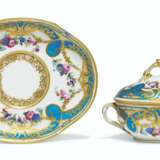 A SEVRES PORCELAIN LATER-DECORATED ECUELLE, COVER AND LOBED OVAL STAND (ECUELLE RONDE TOURNEE ET PLATEAU, 2EME GRANDEUR) - фото 2