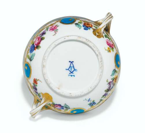 A SEVRES PORCELAIN LATER-DECORATED ECUELLE, COVER AND LOBED OVAL STAND (ECUELLE RONDE TOURNEE ET PLATEAU, 2EME GRANDEUR) - фото 3