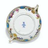 A SEVRES PORCELAIN LATER-DECORATED ECUELLE, COVER AND LOBED OVAL STAND (ECUELLE RONDE TOURNEE ET PLATEAU, 2EME GRANDEUR) - фото 3
