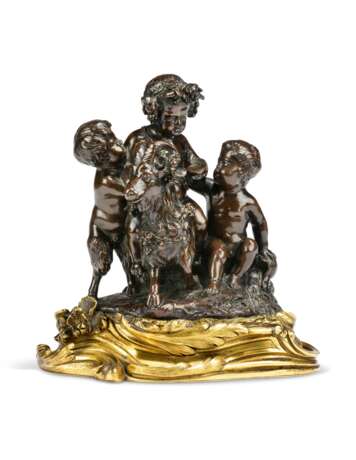 A PATINATED-BRONZE GROUP OF THE INFANT BACCHUS - Foto 1