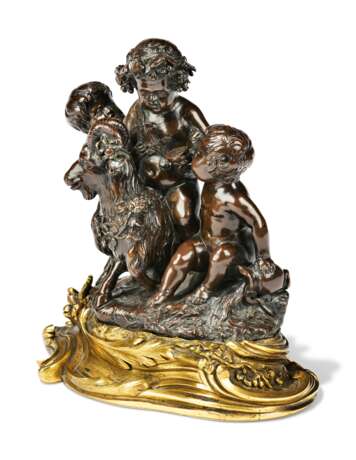 A PATINATED-BRONZE GROUP OF THE INFANT BACCHUS - Foto 3