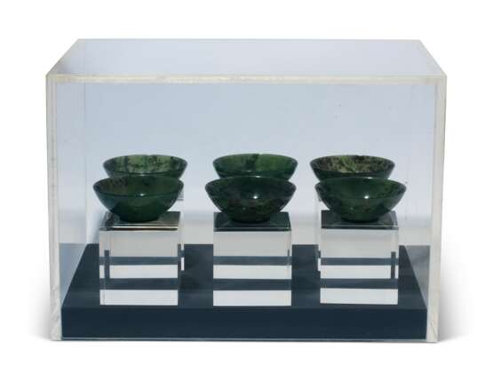 A GROUP OF SPINACH GREEN JADE AND HARDSTONE BOWLS - фото 1