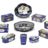 A GROUP OF ENAMEL SNUFF BOXES AND OBJECTS - фото 2
