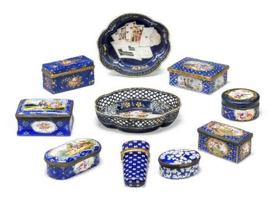 A GROUP OF ENAMEL SNUFF BOXES AND OBJECTS - фото 2