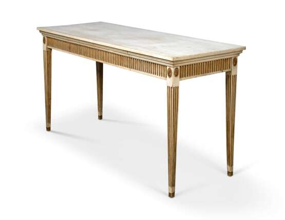 A GREY-PAINTED AND PARCEL-GILT CENTRE TABLE - фото 2