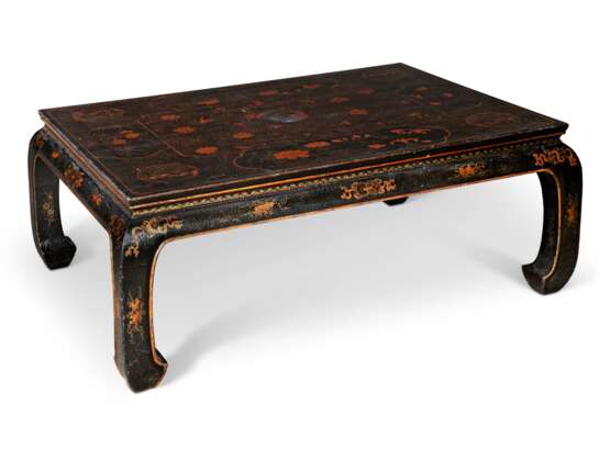 A CHINESE BLACK, SCARLET AND GILT LACQUER LOW TABLE - фото 1