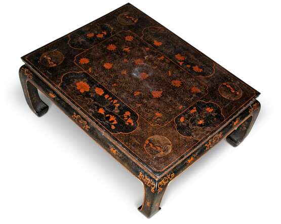 A CHINESE BLACK, SCARLET AND GILT LACQUER LOW TABLE - photo 2