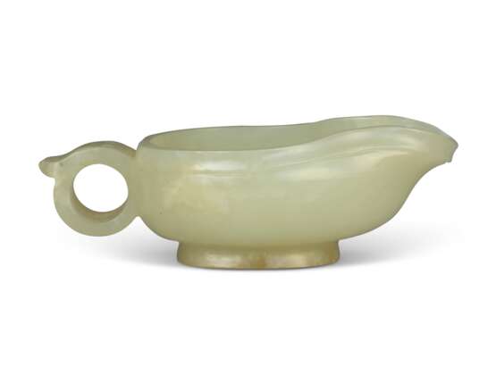 A CHINESE GREENISH-WHITE JADE `ARCHAISTIC` POURING VESSEL, YI - фото 2
