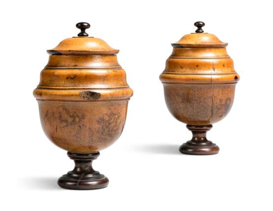 A PAIR OF GEORGE III FRUITWOOD AND LIGNUM VITAE URNS AND COVERS - фото 3