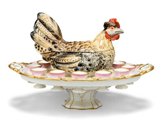 A PARIS PORCELAIN HEN-TUREEN EGG-STAND - Foto 1