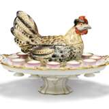 A PARIS PORCELAIN HEN-TUREEN EGG-STAND - Foto 1