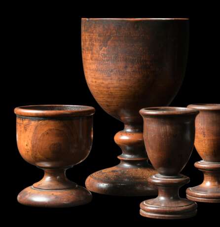 A GROUP OF FOUR FRUITWOOD TREEN CUPS - фото 2
