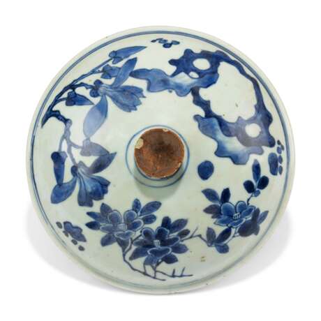A NEAR PAIR OF CHINESE BLUE AND WHITE LARGE BOWLS AND COVERS - фото 2