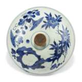 A NEAR PAIR OF CHINESE BLUE AND WHITE LARGE BOWLS AND COVERS - фото 3