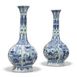 A PAIR OF CHINESE BLUE AND WHITE BOTTLE VASES - Foto 1