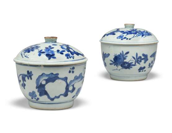 A NEAR PAIR OF CHINESE BLUE AND WHITE LARGE BOWLS AND COVERS - Foto 4