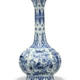 A PAIR OF CHINESE BLUE AND WHITE BOTTLE VASES - фото 4