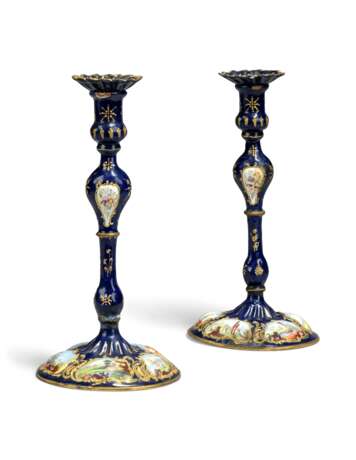 A PAIR OF GEORGE III SOUTH STAFFORDSHIRE ENAMEL CANDLESTICKS - photo 1