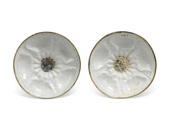 A PAIR OF GEORGE III SOUTH STAFFORDSHIRE ENAMEL CANDLESTICKS - photo 2