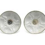 A PAIR OF GEORGE III SOUTH STAFFORDSHIRE ENAMEL CANDLESTICKS - Foto 2