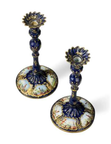 A PAIR OF GEORGE III SOUTH STAFFORDSHIRE ENAMEL CANDLESTICKS - photo 3