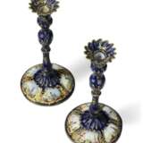 A PAIR OF GEORGE III SOUTH STAFFORDSHIRE ENAMEL CANDLESTICKS - Foto 3