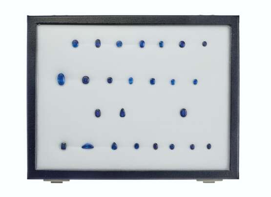 GROUP OF UNMOUNTED SAPPHIRES - photo 1